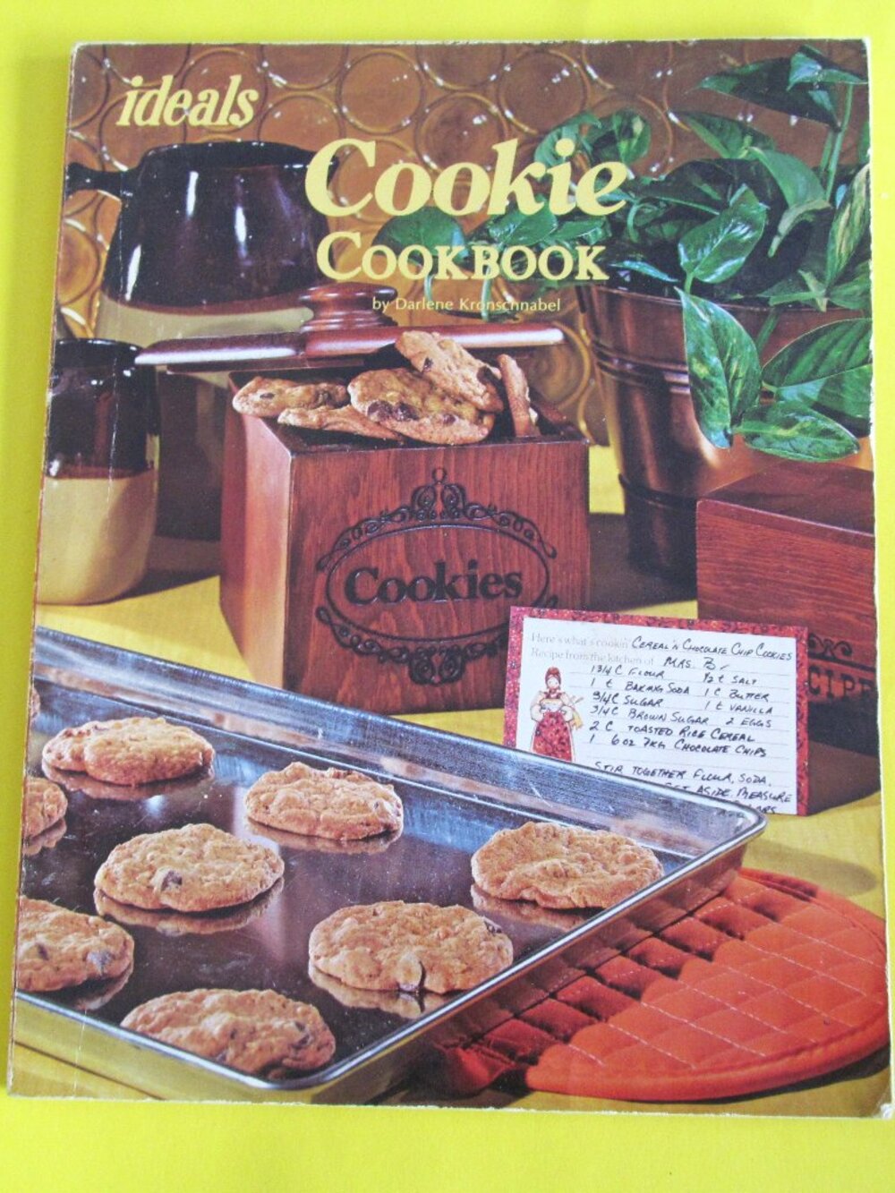IDEALS Cookie Cookbook by Darlene Kronschnabel 1977